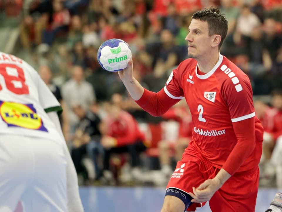 Mit 9 Treffern der beste Schweizer Torschütze Andy Schmid am Ball.