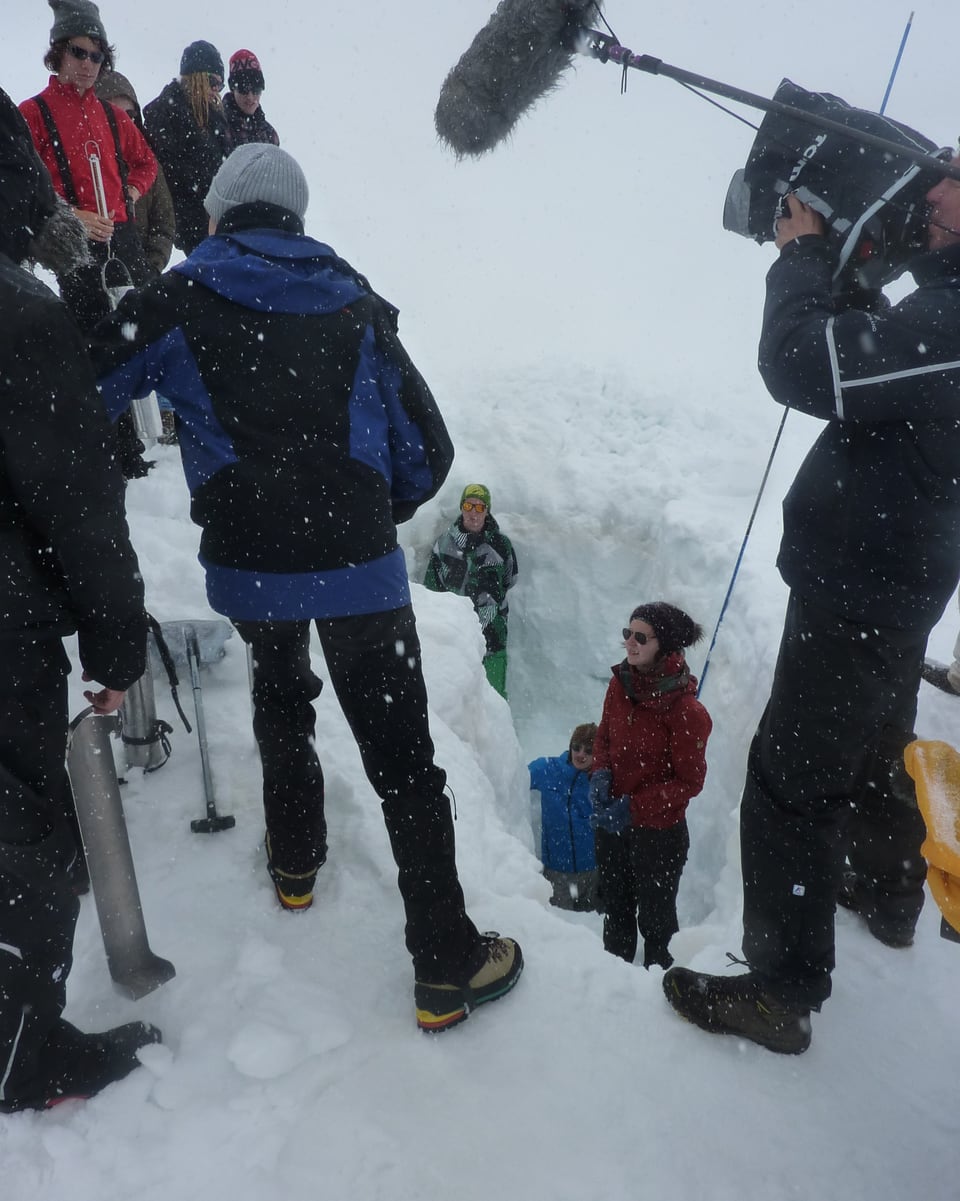 Die Camper heben auf dem Aletschgletscher einen vier Meter tiefen Schneeschacht aus.