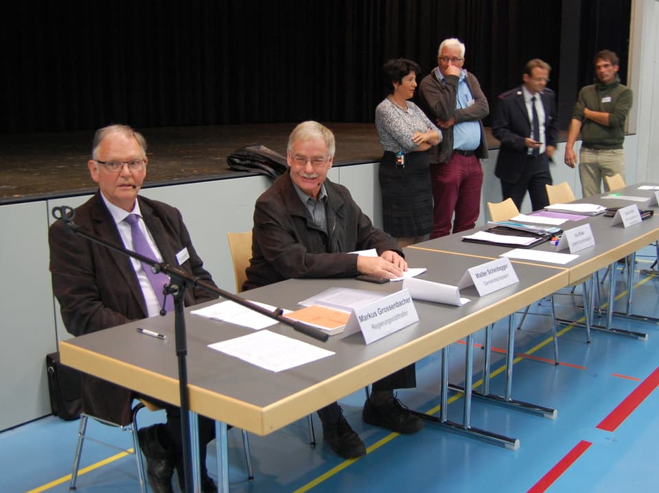 Regierungsstatthalter, Gemeindepräsident, Vertreter von Kantonsbehörden und Heilsarmee am langen Referententisch. 