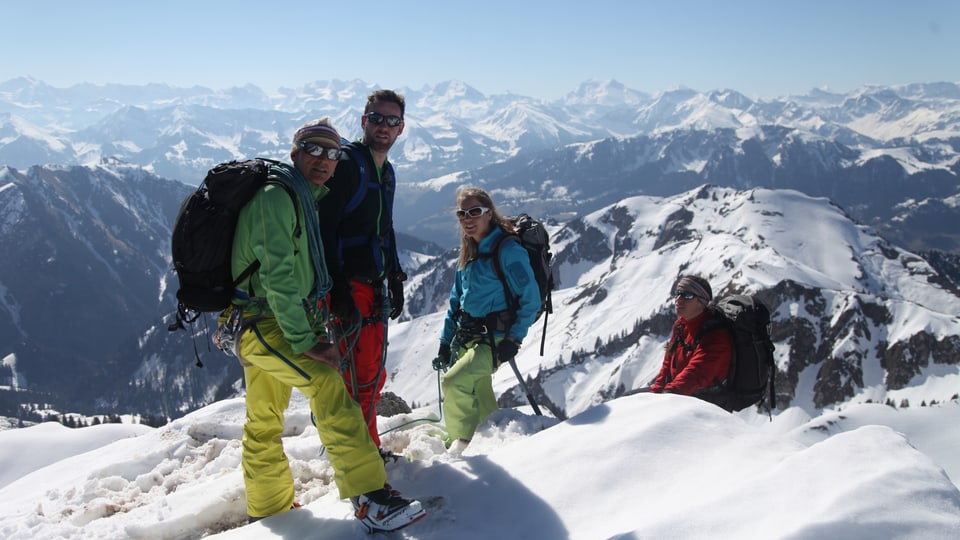 Verschneites Alpenpanorama mit Nik und Crew auf dem Gantrischgipfel
