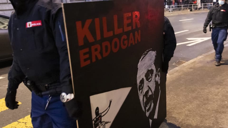 Polizei beschlagnahmt Plakat.