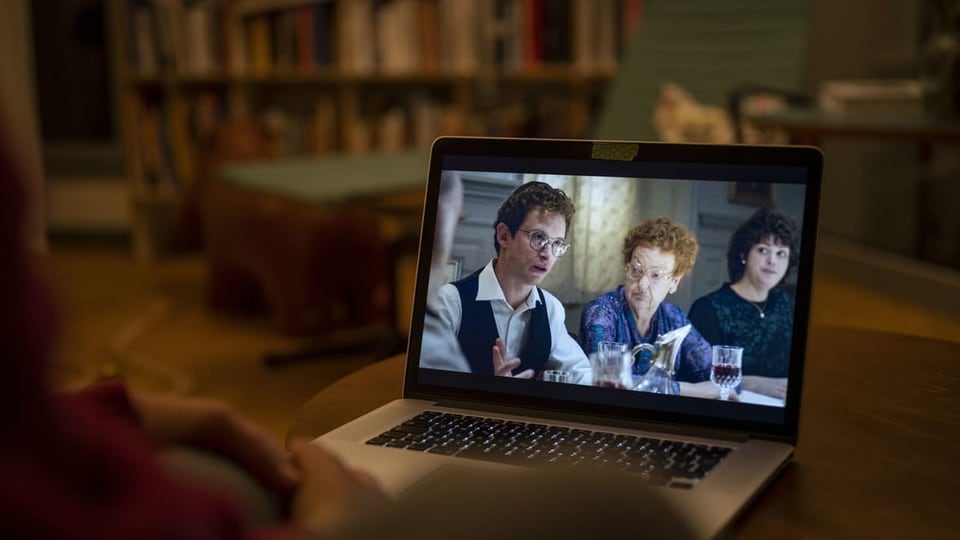 Auf aufgeklapptem Laptop läuft der Film «Wolkenbruchs wunderliche Reise in die Arme einer Schickse».