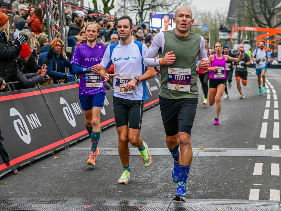 Andere Fussballer lassen es nach ihrem Karriereende ruhig angehen, nicht so Arjen Robben. Der 39-jährige Niederländer, der seine Fussballschuhe 2019 an den Nagel gehängt hatte, nahm am Sonntag am Rotterdam-Marathon teil. Nach beachtlichen 2:58:33 Stunden erreichte er das Ziel und unterbot so seine selbst angepeilte Marke von drei Stunden.