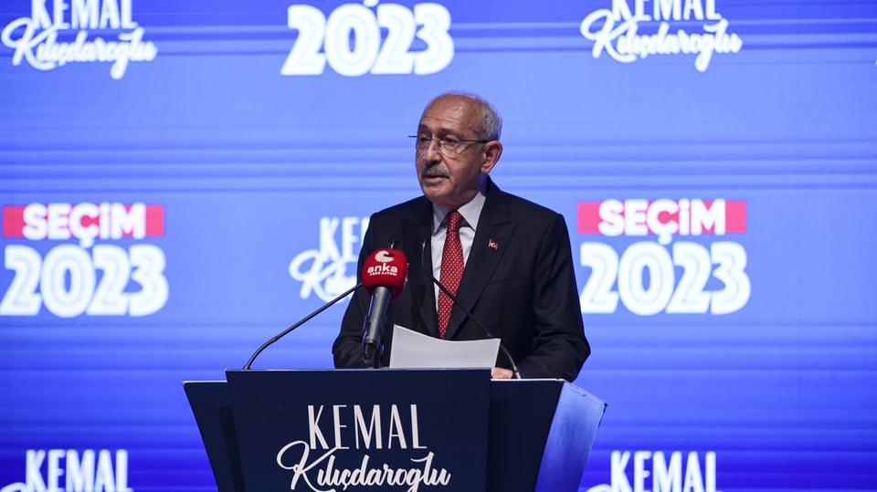Kemal Kilicdaroglu hinter einem Rednerpult