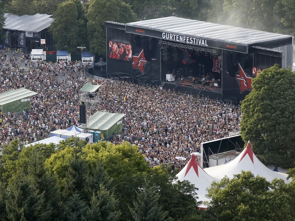 Gurtenfestival Bühne mit viel Publikum.