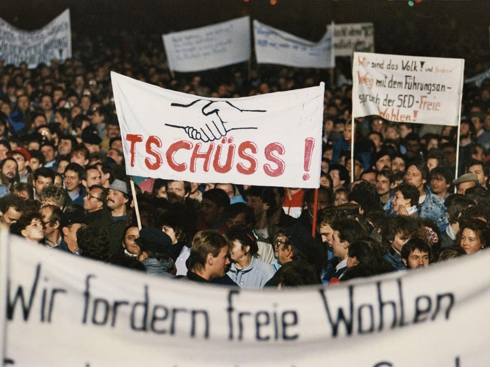 Eine Montagsdemonstration im Herbst 1989 in Dresden. 
