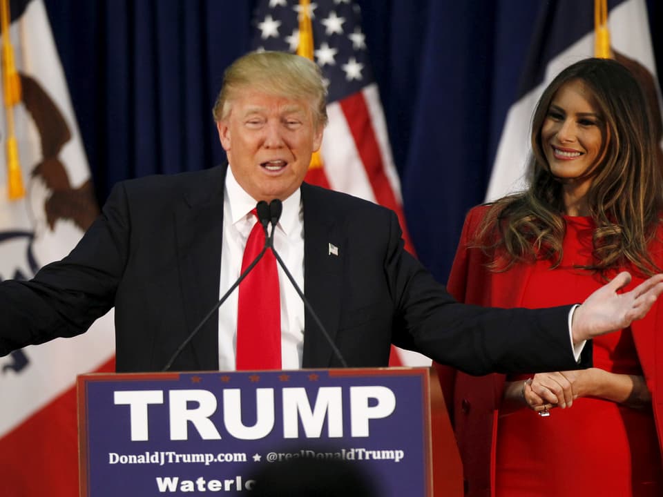 Donald Trump spricht neben seiner Frau in Waterloo / Iowa. 