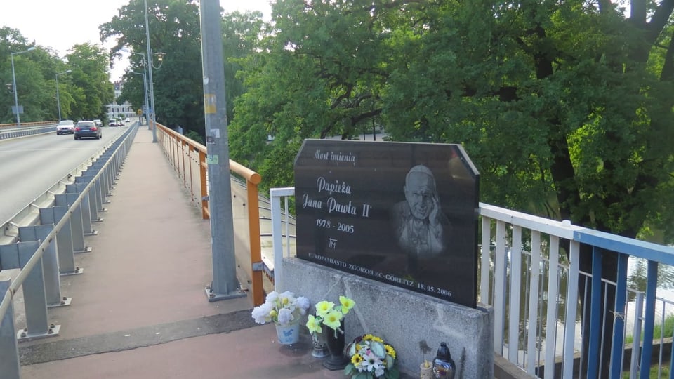Auf der Brücke von Polen nach Deutschland wird dem verstorbenen polnischen Papst Johannes Paul II. gedacht.