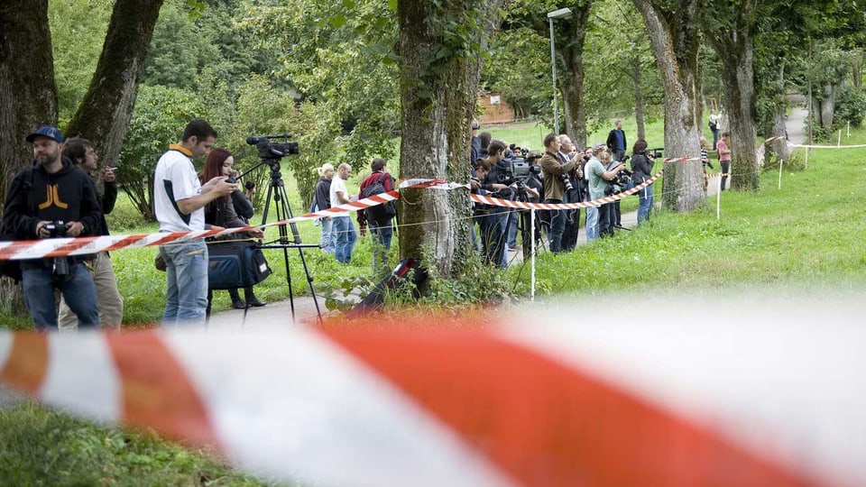Kameramänner und Journalisten vor der abgesperrten Wiese in Ried oberhalb Biel, wo Kneubühl festgenommen wurde.