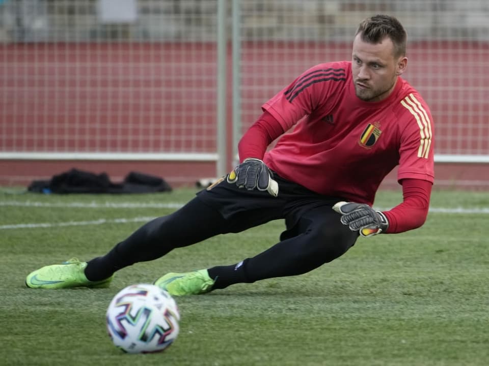 Simon Mignolet hält im Training einen Ball.