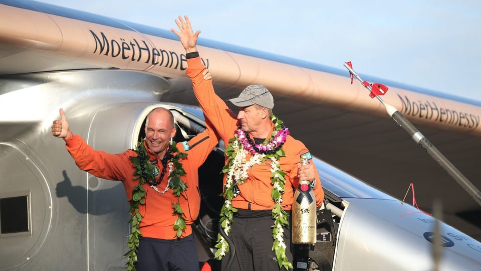 Betrand Piccard und André Borschberg feiern ihre Ankunft auf Hawaii.