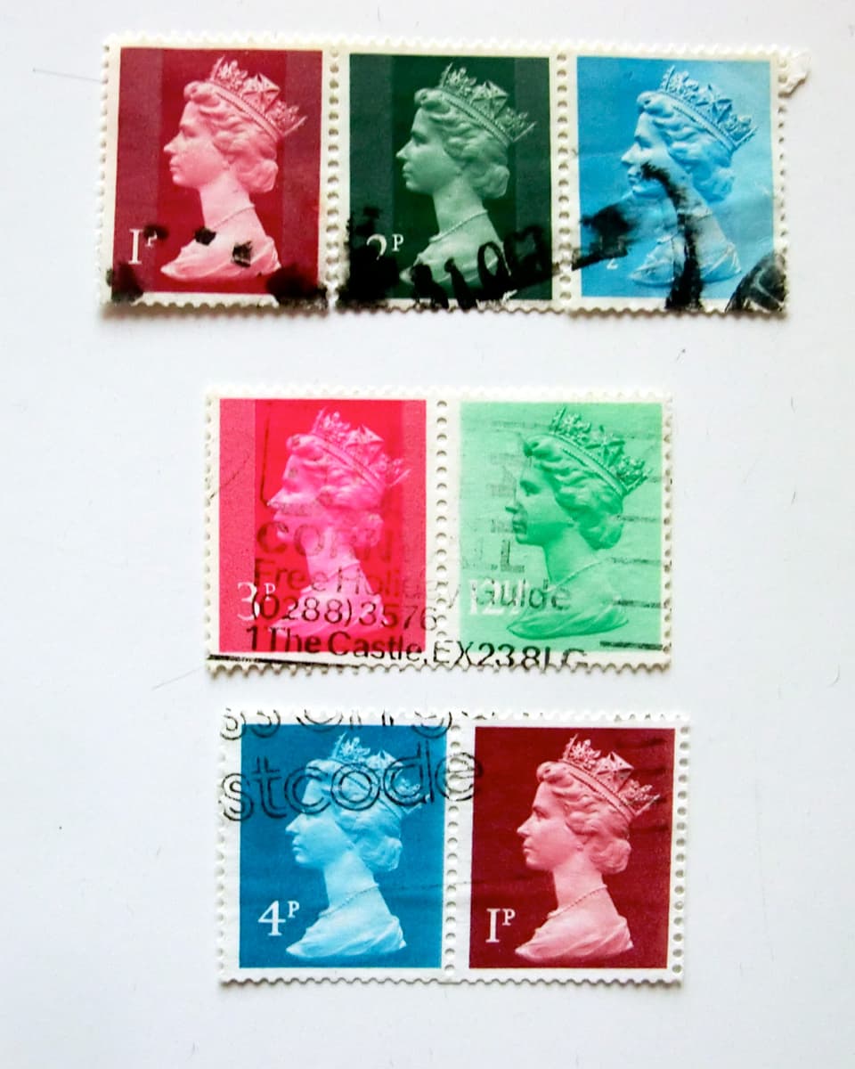 Sieben englische Briefmarken.