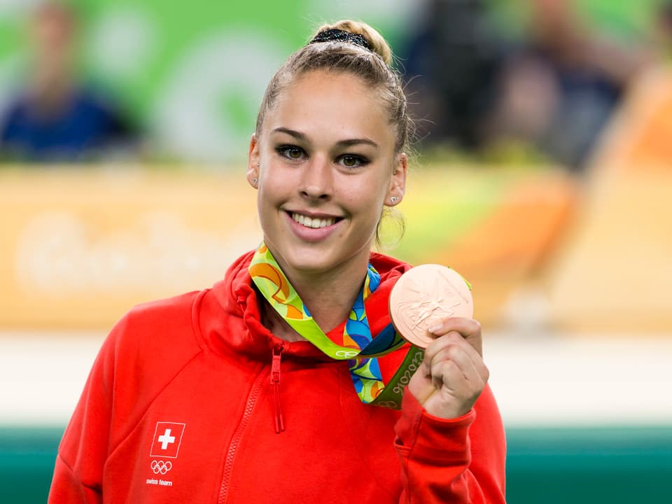 Giulie Steingruber posiert mit der Olympia-Bronzemedaille.