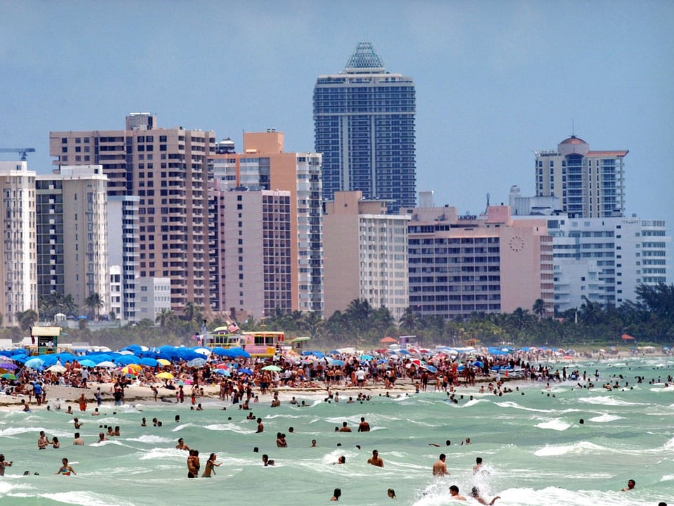 Hotels und Strand mit Besuchern in Miami Beach.