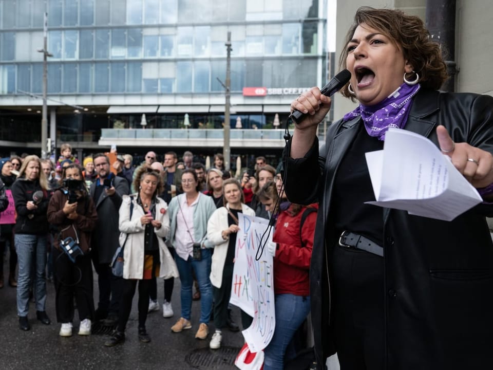 Tamara Funiciello, Co-Präsidentin der SP Frauen Schweiz, hielt auf dem Bahnhofsplatz in Bern eine Protestrede.