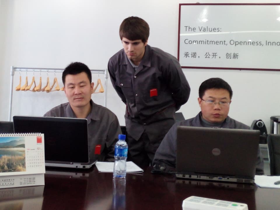 Die Bystronic-Lehringe helfen chinesischen Kollegen beim programmieren