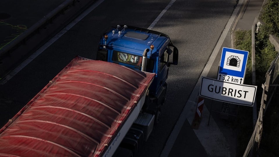Ein Lastwagen fährt neben einem Strassenschild mit der Aufschrift «Gubrist» beim Portal Regensdorf