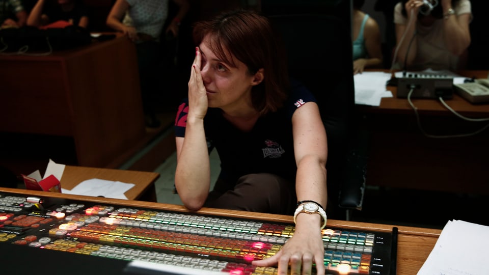 Eine ERT-Angestellte weint im Regie-Raum.
