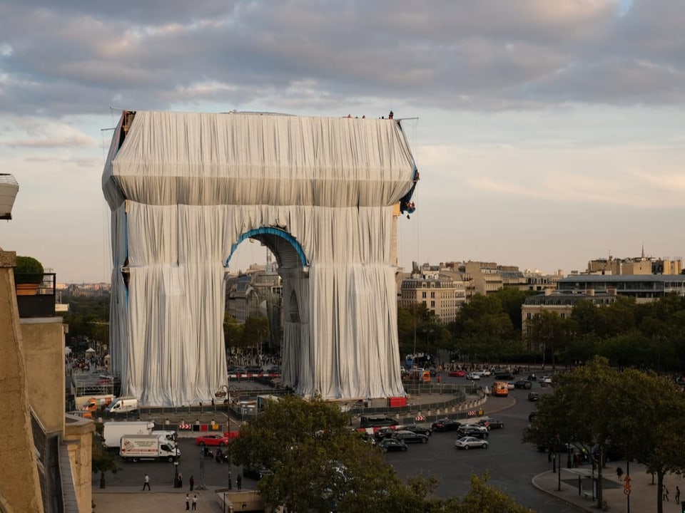 Arc de Triomphe in Paris, eingehüllt in silbrigen Stoff