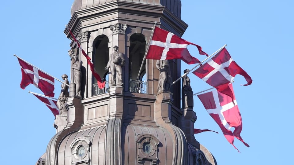 Dänische Flaggen am Turm von Christiansborg.