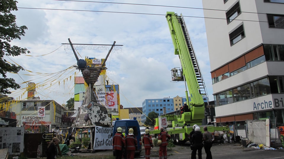 Polizei, Sanität und Feuerwehr waren an der Räumung des Labitzke-Areals beteiligt.