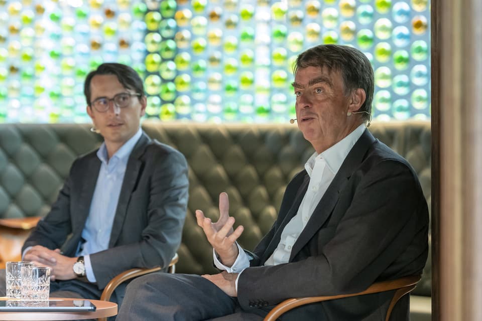 André Hoffmann und Jörg Duschmalé sitzen in einer Diskussion.