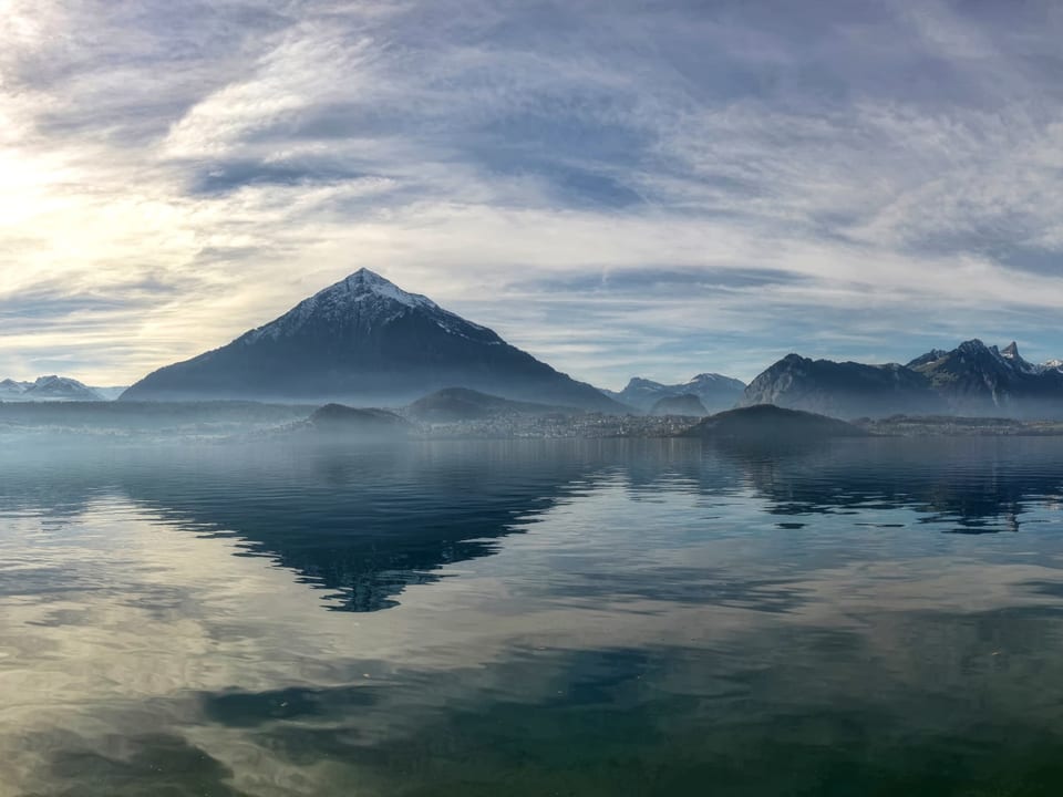 See, Berge und ganz viele hohe Wolken