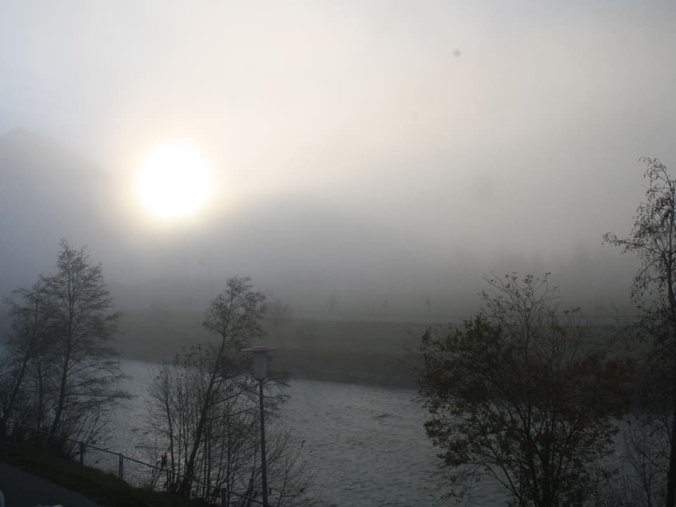 Aufgehende Sonne im Nebel.
