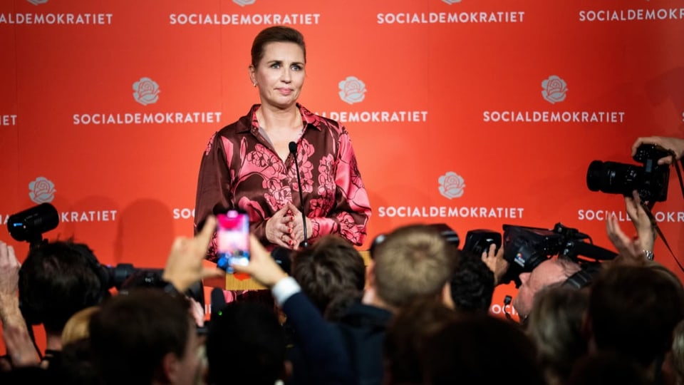Die Sozialdemokratin Mette Frederiksen steht vor Medienschaffenden an einem Mikrofon.