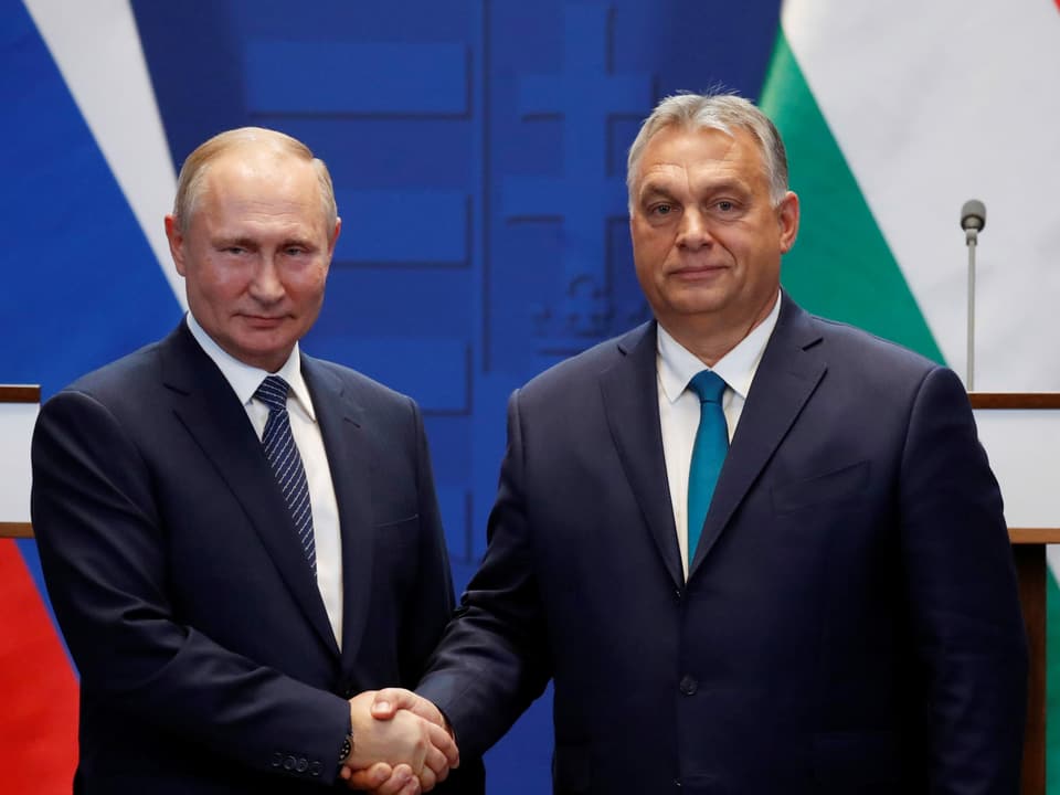 Vladimir Putin und Viktor Orban beim Händeschütteln