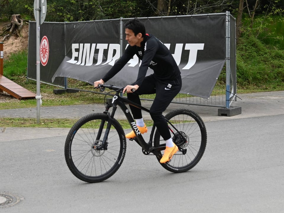 Makoto Hasebe auf dem Fahrrad.