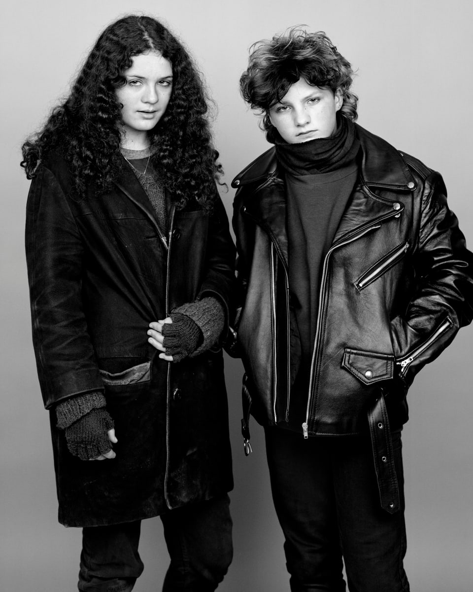 Eine junge Frau mit langen schwarzen Locken, daneben ein junger Mann mit Lederjacke.