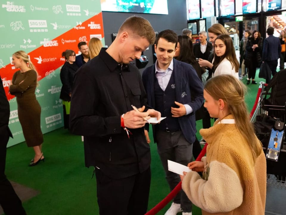 Jonas Omlin gibt Eloise ein Autogramm