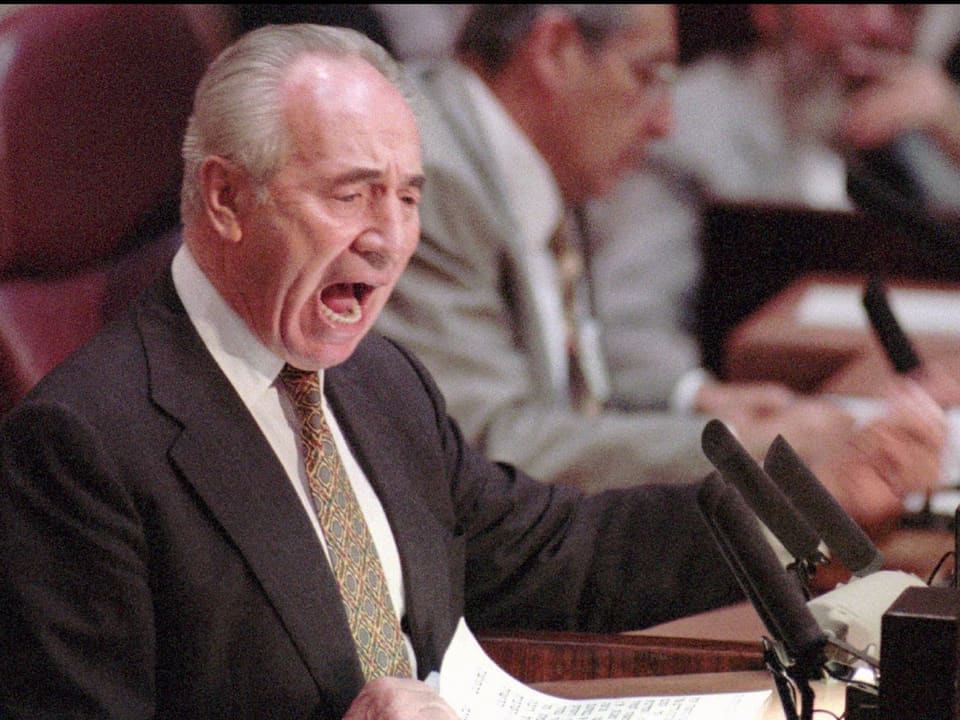 Peres spricht im Parlament