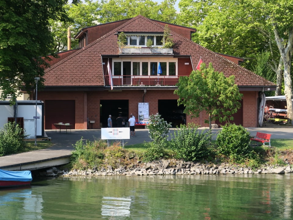Das Clubhaus des Seeclubs Luzern vom See aus betrachtet.