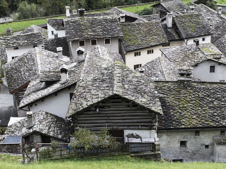Kleine Häuser mit Steindächern.