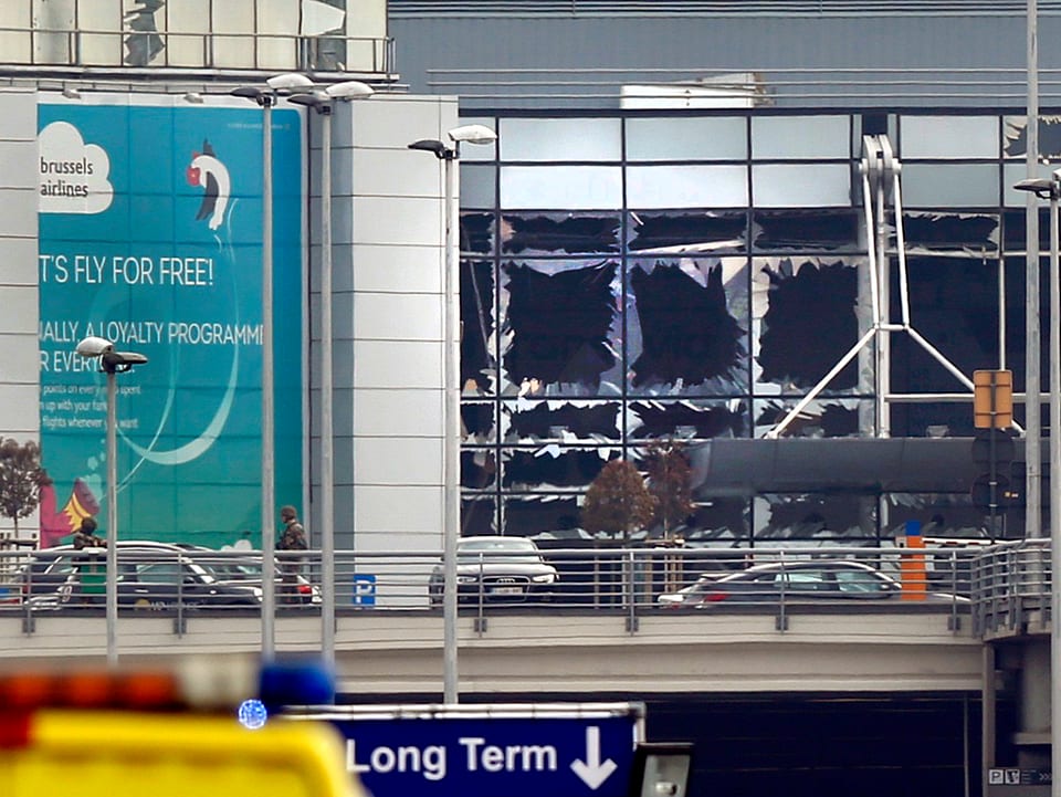 Zerborstene Scheiben am Flughafen in Brüssel