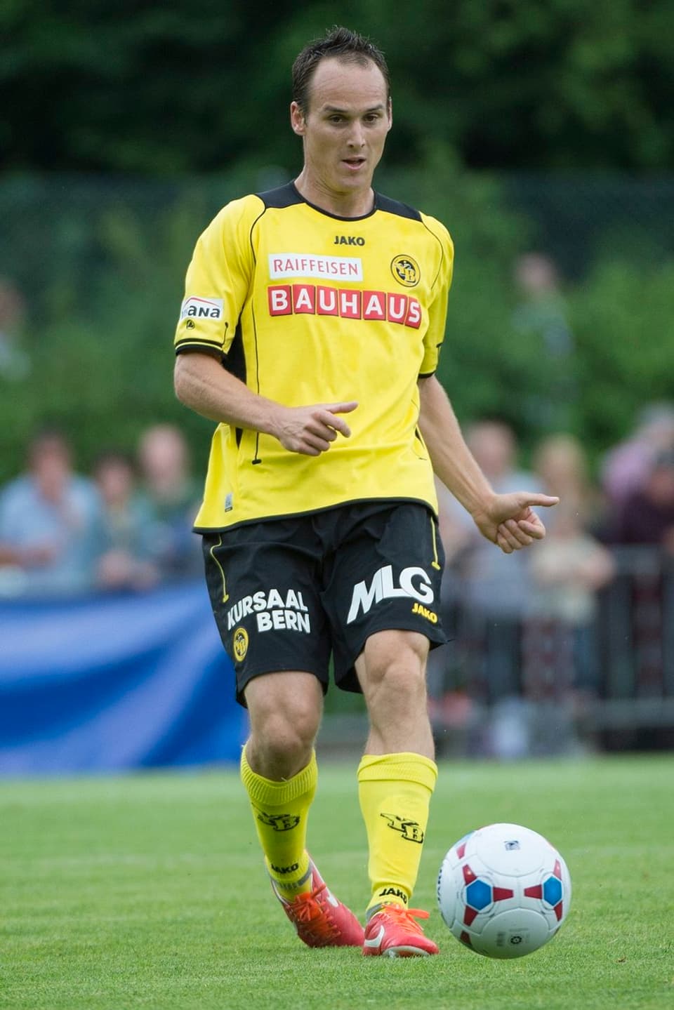 Der Abwehrspieler wechselt von Serie-A-Absteiger Palermo zu den Young Boys. Vor seinem Ausland-Engagement spielte der Nationalspieler in der Schweiz bei Xamax und dem FCZ. 