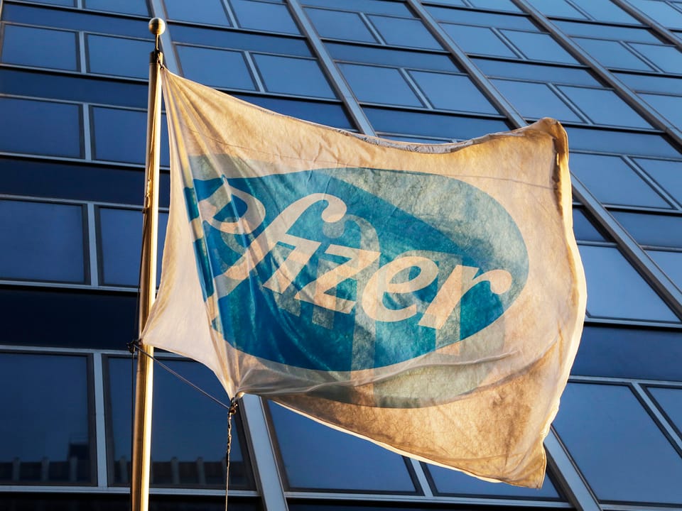 Fahne mit dem Pfizer-Logo weht vor dem Firmenhauptsitz