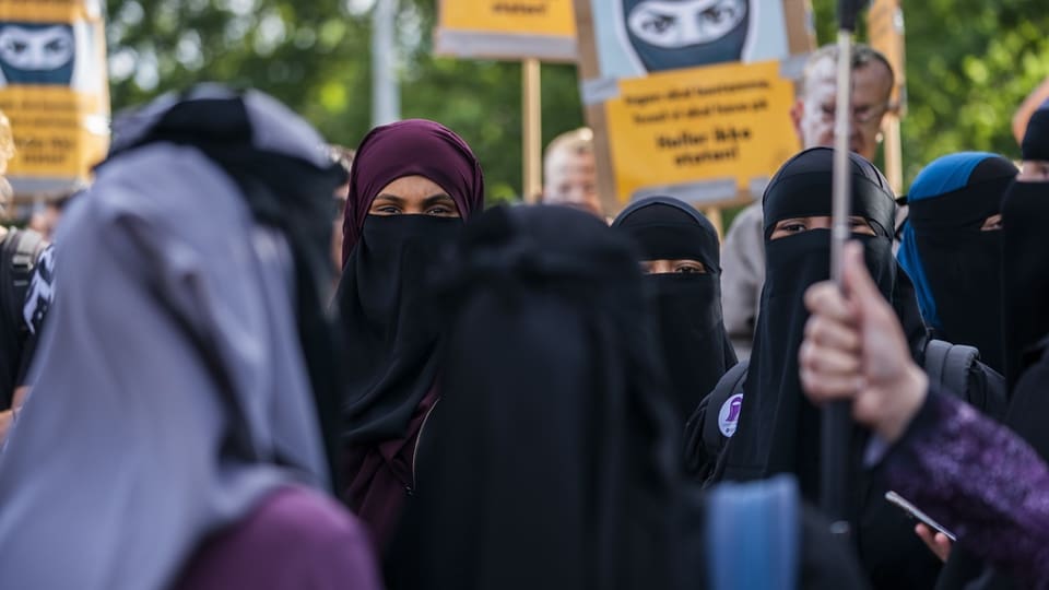 In Kopenhagen demonstrierten 2018 Niqab-Trägerinnen gegen das Verbot, als die erste Frau gebüsst wurde. 
