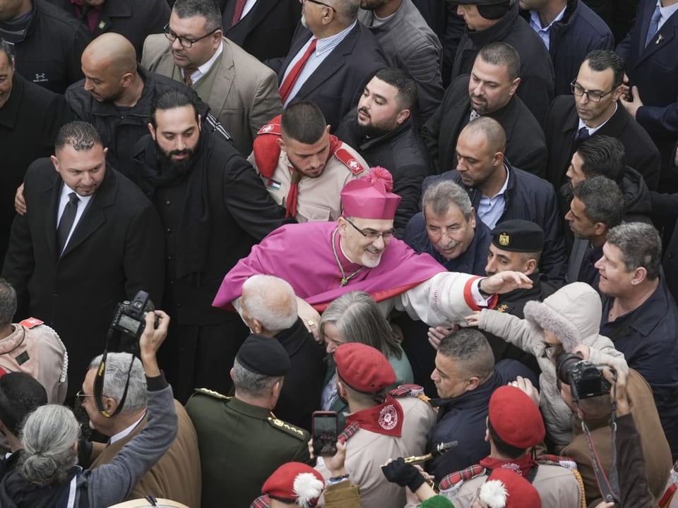 Pierbattista Pizzaballa, das Oberhaupt der katholischen Kirche im Heiligen Land, inmitten einer Menschenmenge.