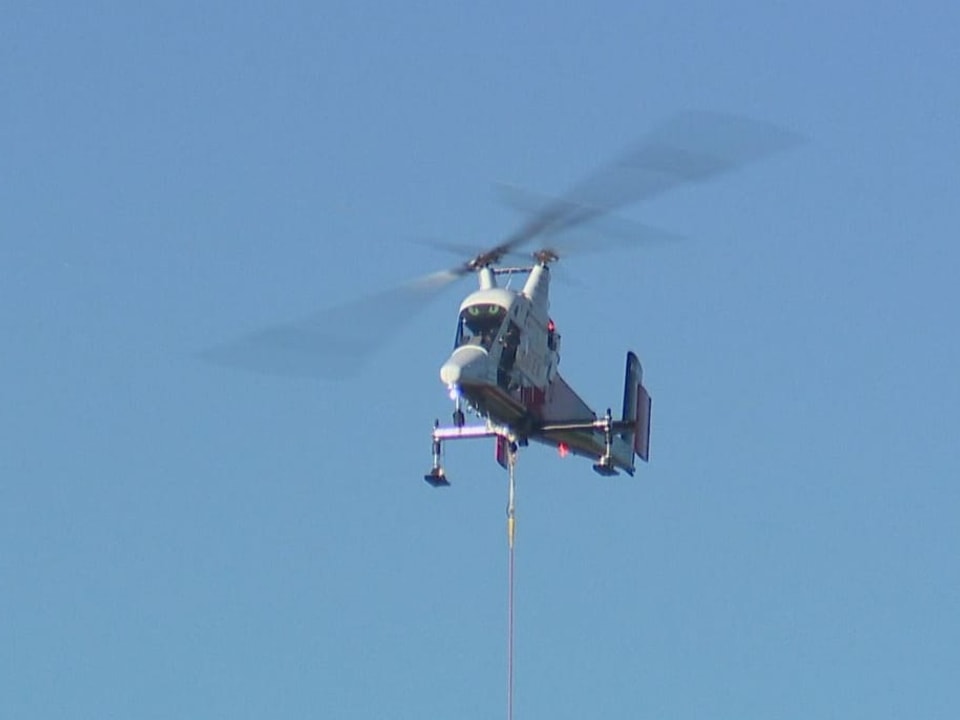 Der Spezialhelikopter im Einsatz über dem Bodensee.