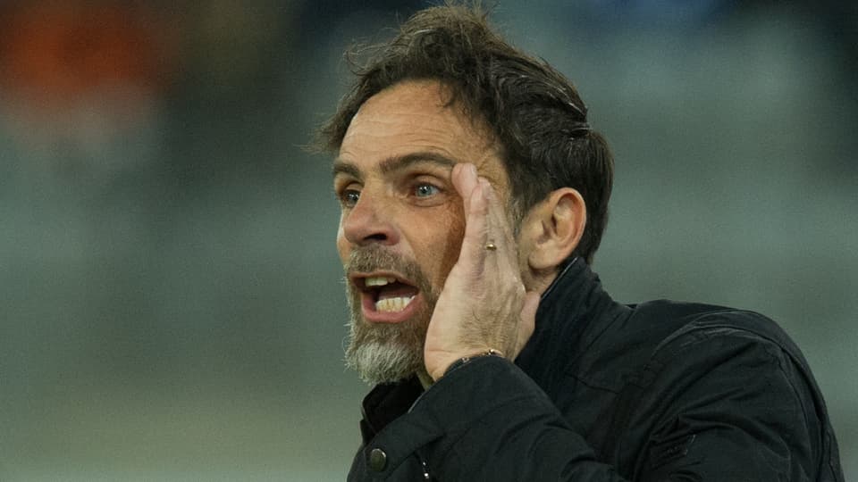 Marco Simone feuert die Lausanne Spieler mit lauten Rufen an.