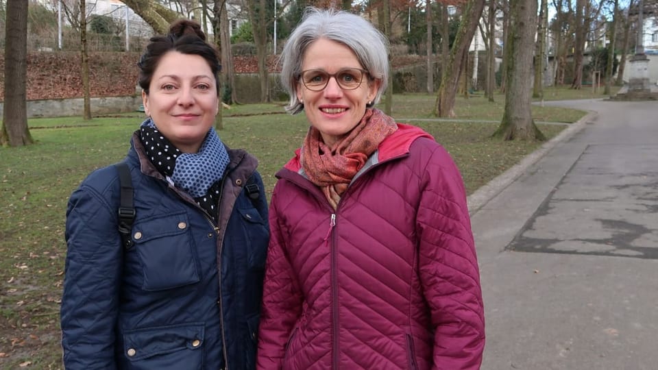 Zwei Frauen im Porträt in einem Park.