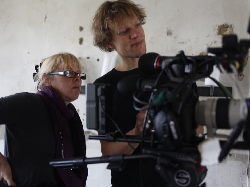 Kamerafrau Maggie Sauter und Kameramann Martin Schäppi am Arbeitsgerät.