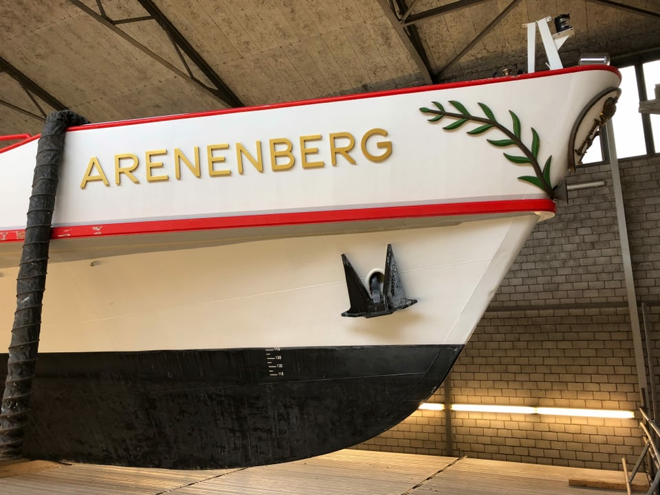 Die MS Arenenberg ist in der Werft in Langwiesen aufgebockt.