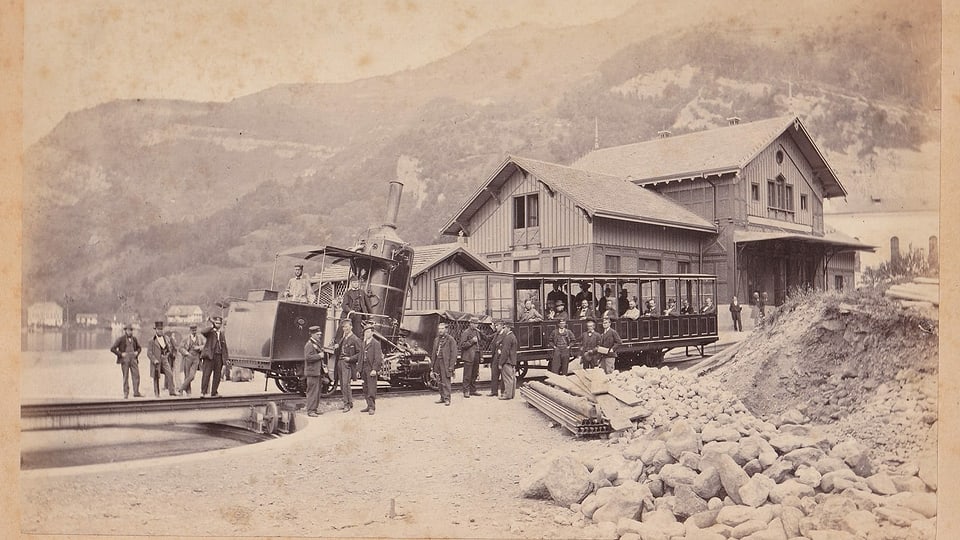 Der erste Zug, der 1870 in einer Probefahrt Vitznau Richtung Rigi verliess