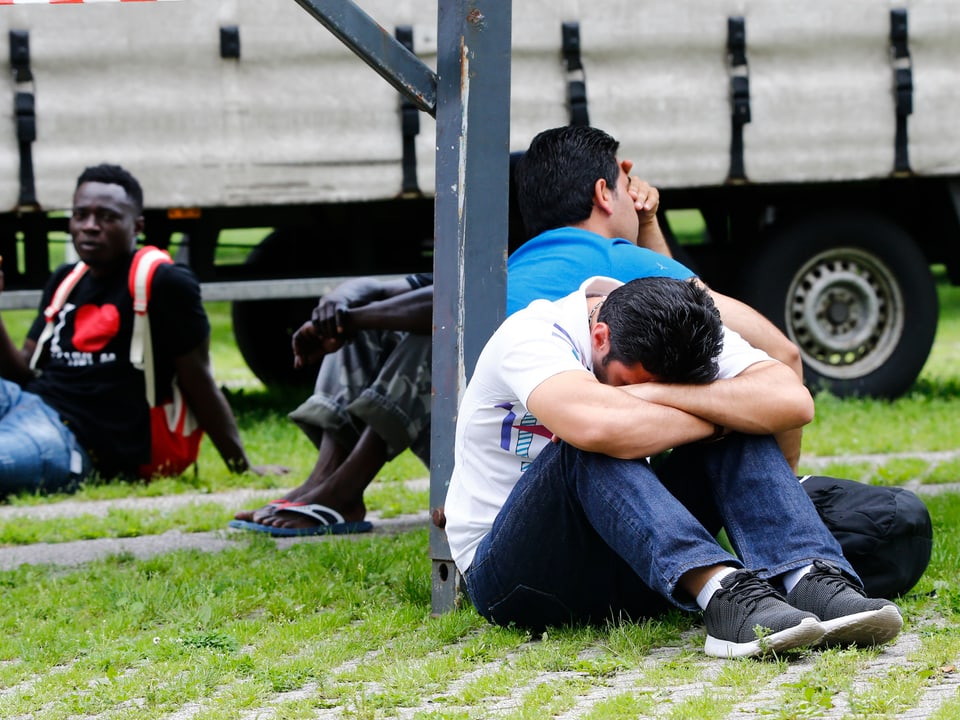 Bewohner der in Brand geratenen Flüchtlingsunterkunft in Düsseldorf