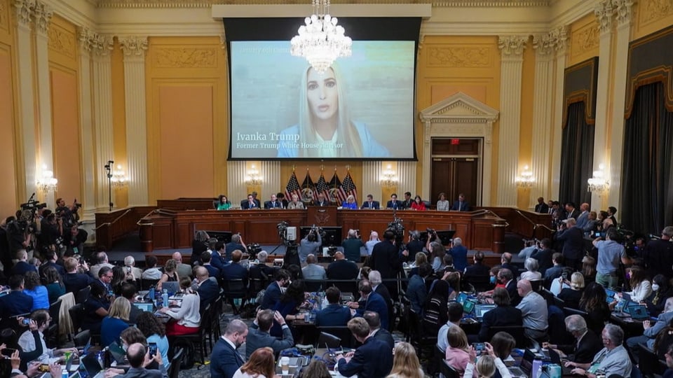 Screen mit Ivanka im Saal voller Menschen.