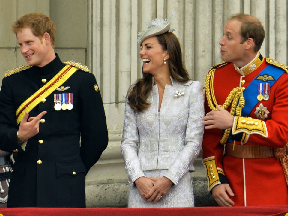 Prinz Harry, Herzogin Kate und Prinz William stehen auf dem Balkon des Buckingham Palastes